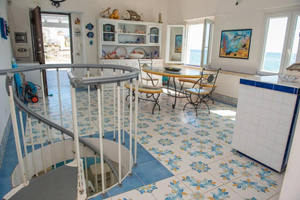 Paola Sullo Scoglio Villa
